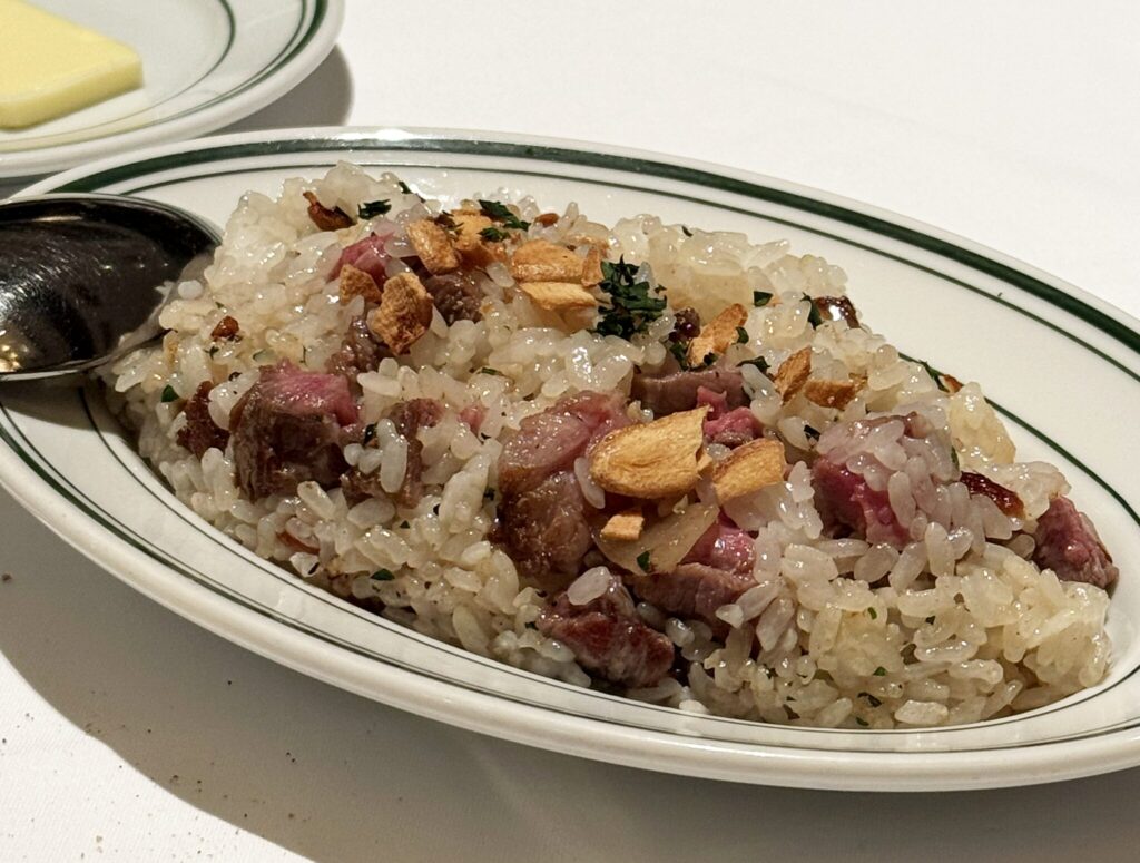 骨まわりの肉とにんにくが入ったガーリックライス（ハーフサイズ）