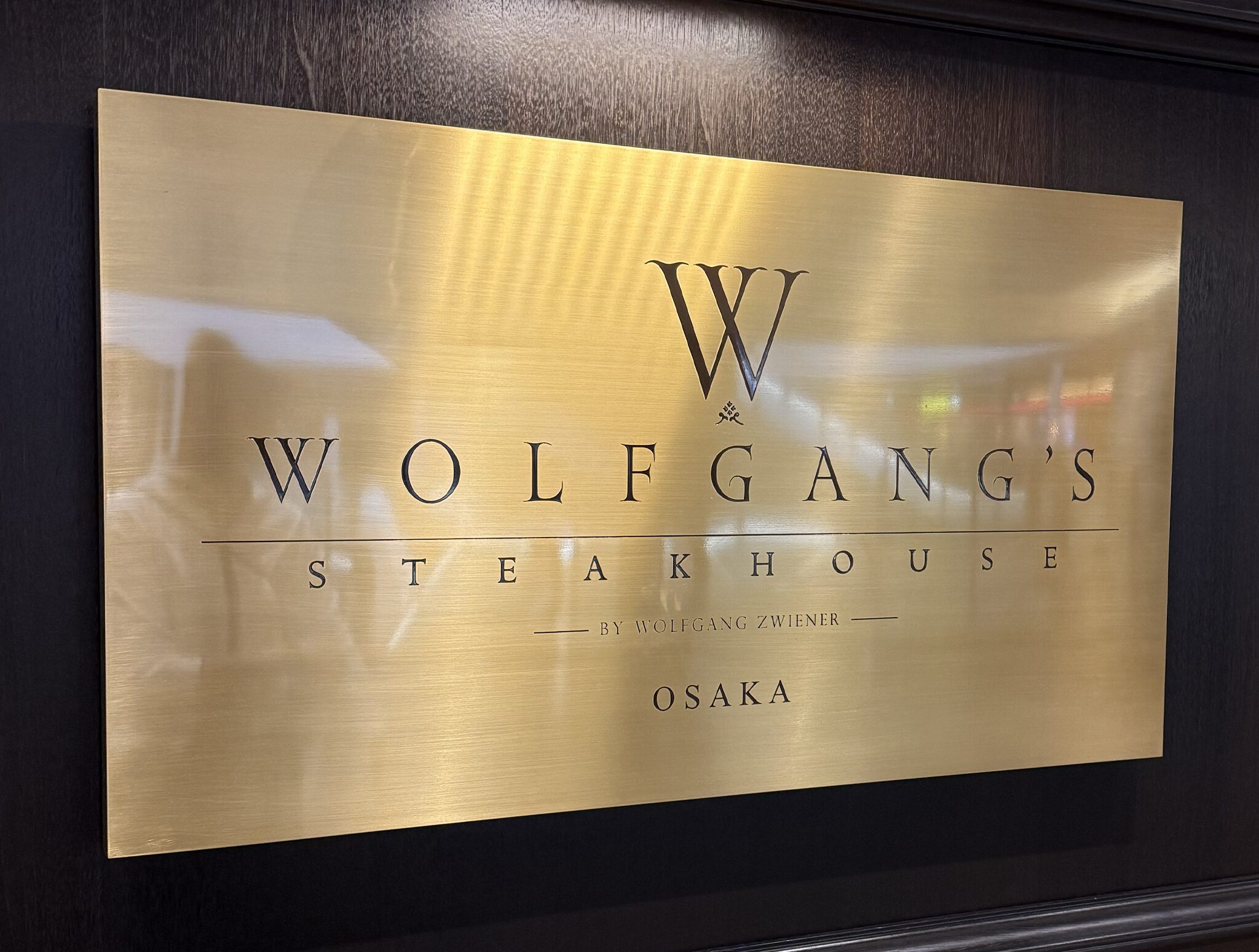 ゴールドのプレートに刻まれた「WOLFGANG'S STEAKHOUSE OSAKA」の店名