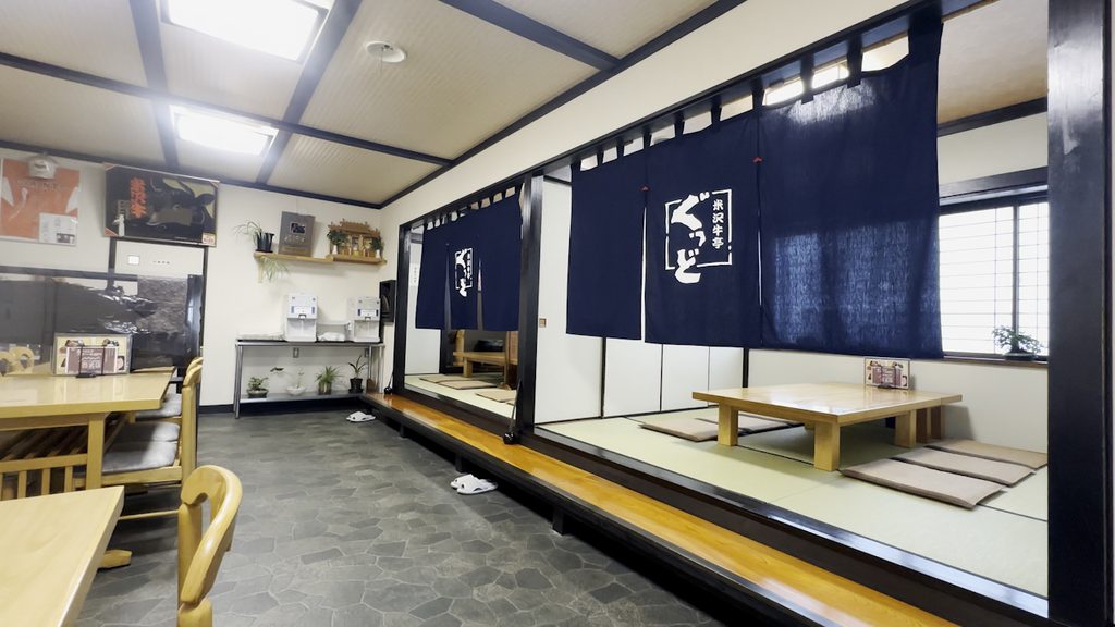 暖簾の奥に座敷席がある店内