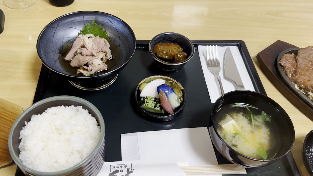 ご飯・味噌汁・しぐれ煮・漬物が付いたステーキ定食のセット