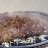 鉄板の上でタレをまとった米沢牛サーロインステーキ