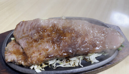鉄板の上でタレをまとった米沢牛サーロインステーキ