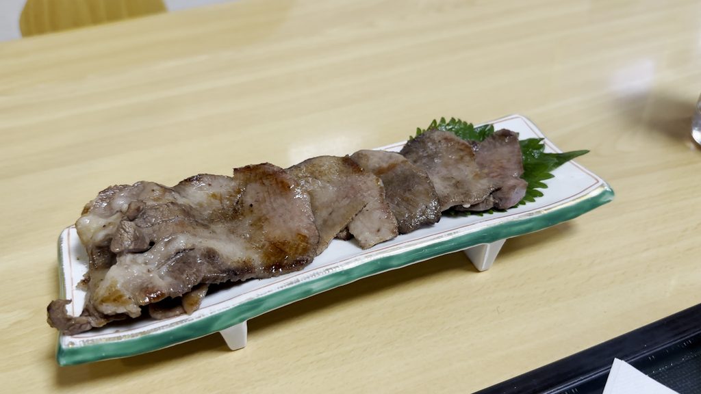 大葉を敷いた皿に盛られた牛タン焼き