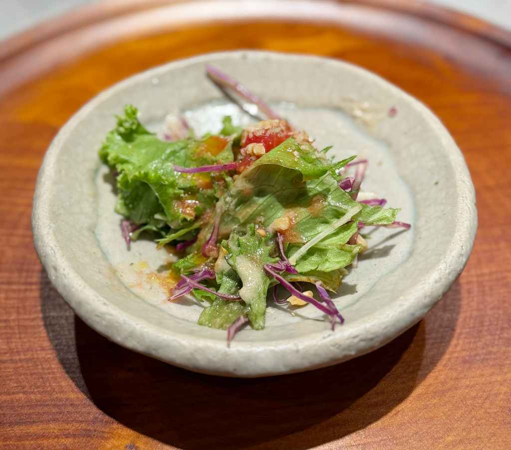 ランチセットに付いたサラダ。浅い器に盛られた葉野菜
