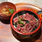 和牛炭火焼き漬け丼と肉吸い、別添えの卵黄とキャビア