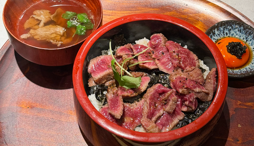 和牛炭火焼き漬け丼と肉吸い、別添えの卵黄とキャビア