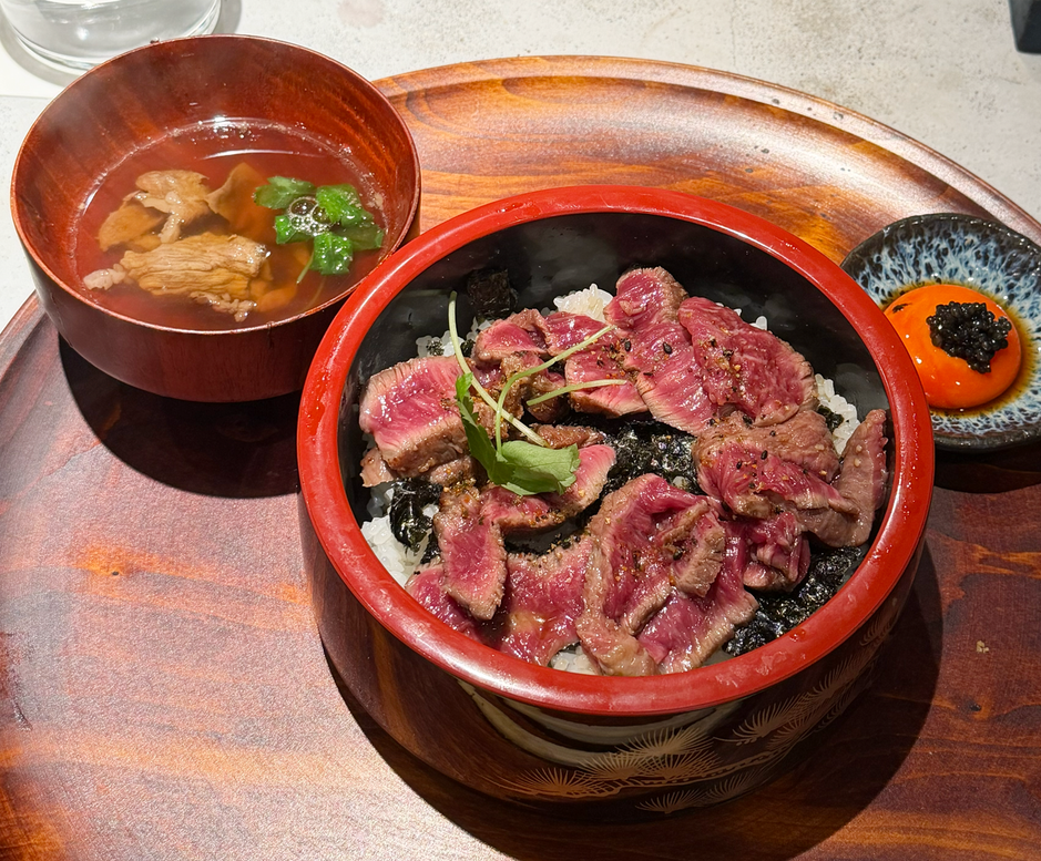 和牛炭火焼き漬け丼と肉吸い、別添えの卵黄とキャビア