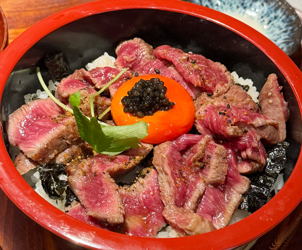 和牛炭火焼き漬け丼の中央にのせた卵黄とキャビア